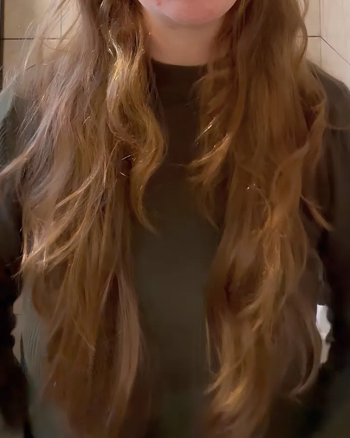 O mesmo cabelo ondulado depois do óleo: ondas definidas, brilho e frizz reduzido.